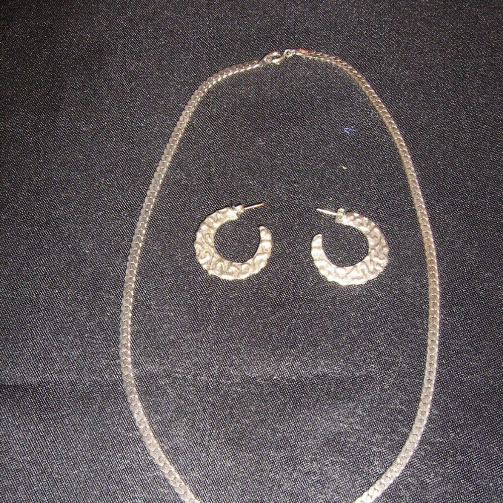 Ladies necklace and earring set Vintage. $5.00 AS AN ADD ON